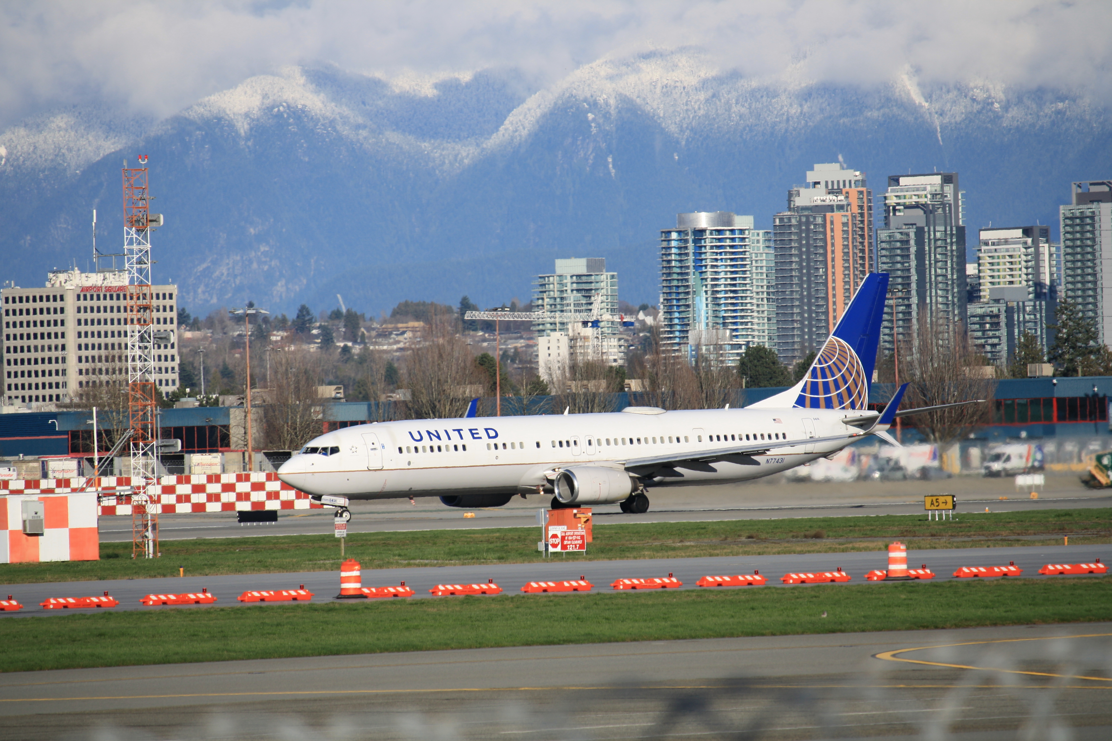United Airlines Boeing 737-900